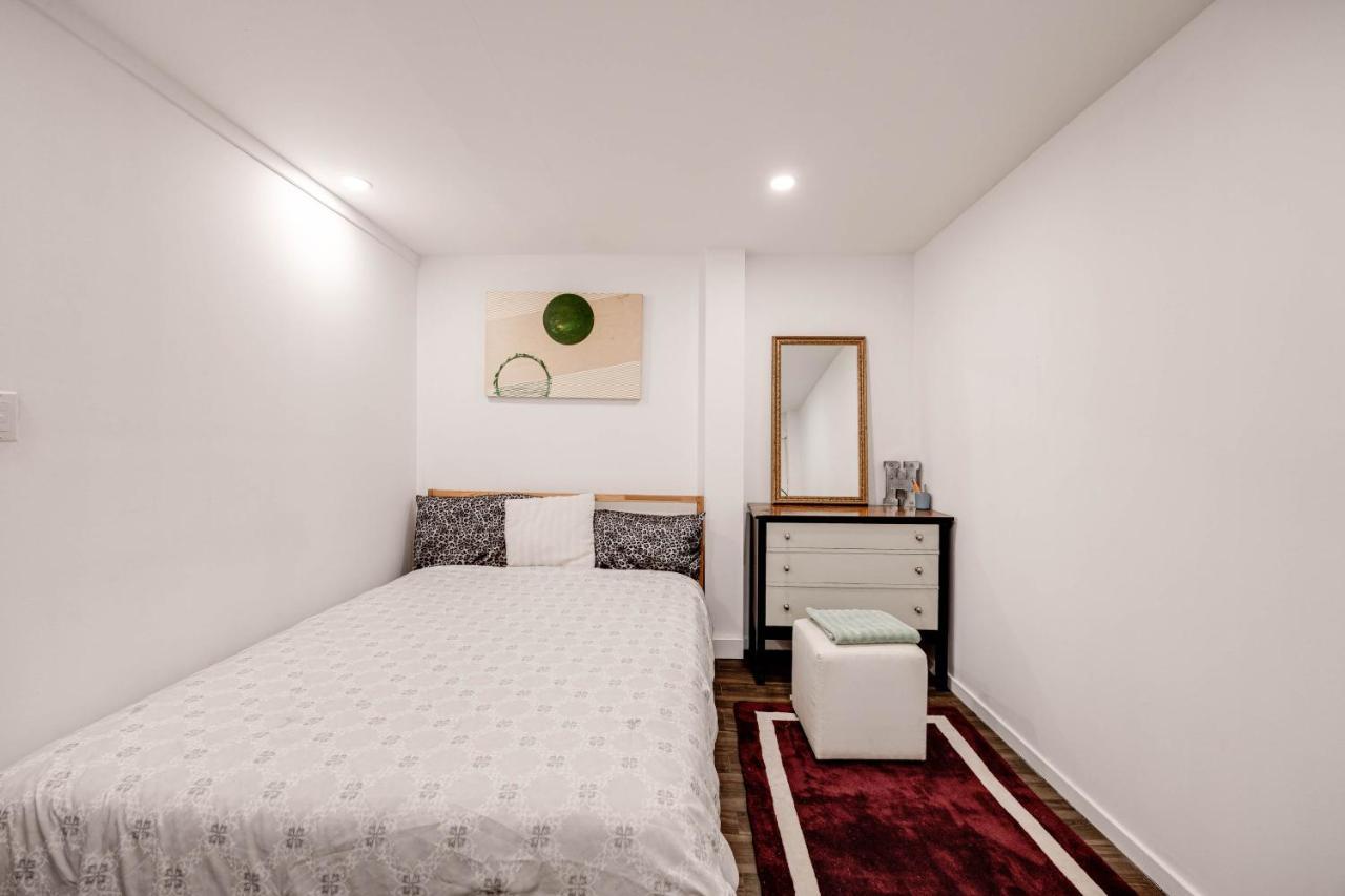 토론토 Bright Parkdale Court - Little Portugal W/ Free Parking 아파트 외부 사진