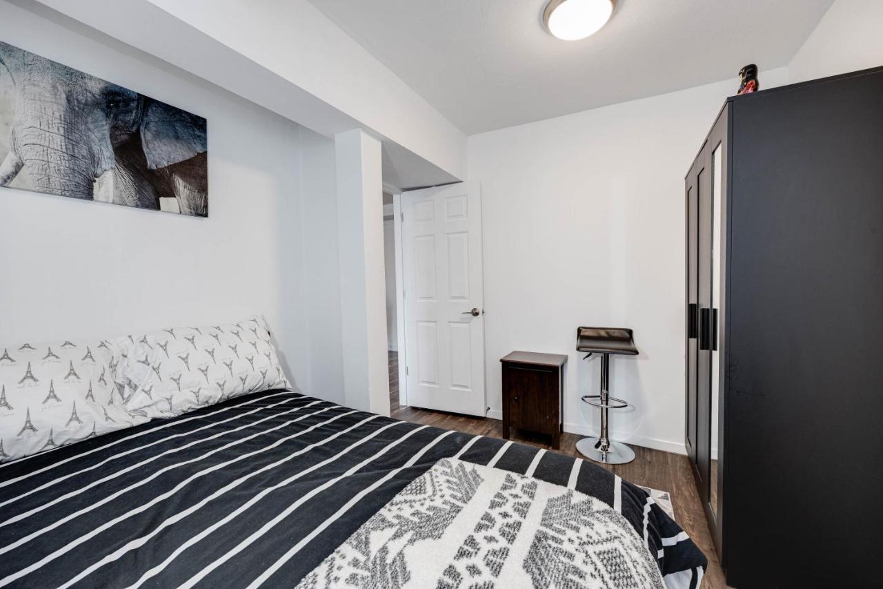토론토 Bright Parkdale Court - Little Portugal W/ Free Parking 아파트 외부 사진