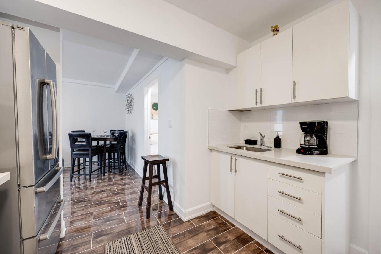 토론토 Bright Parkdale Court - Little Portugal W/ Free Parking 아파트 외부 사진