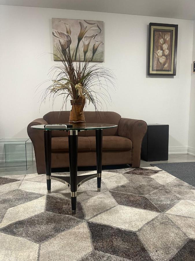 토론토 Bright Parkdale Court - Little Portugal W/ Free Parking 아파트 외부 사진