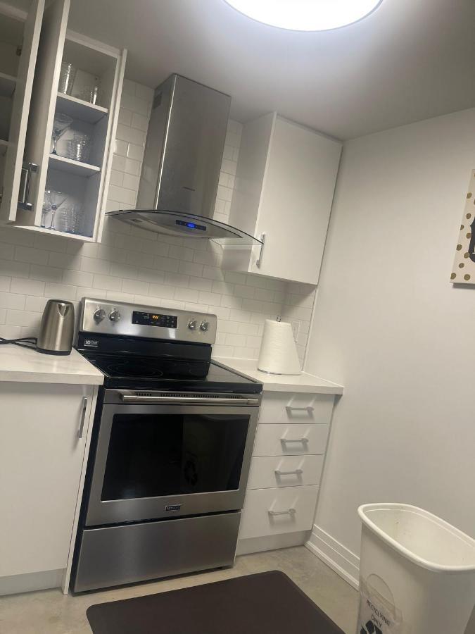 토론토 Bright Parkdale Court - Little Portugal W/ Free Parking 아파트 외부 사진
