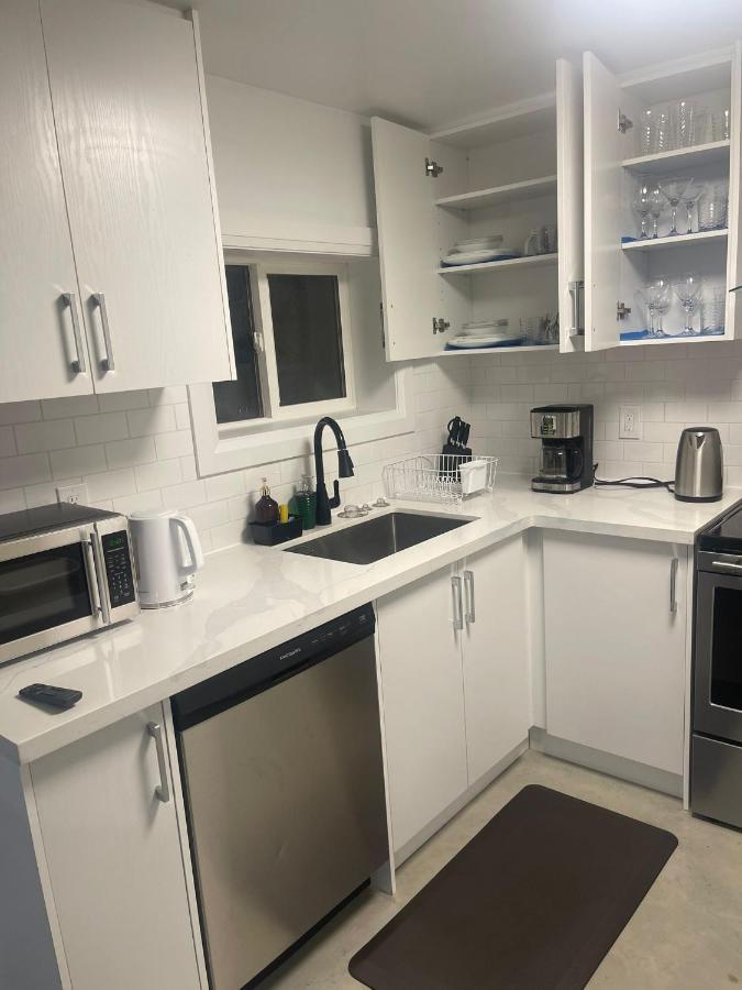 토론토 Bright Parkdale Court - Little Portugal W/ Free Parking 아파트 외부 사진