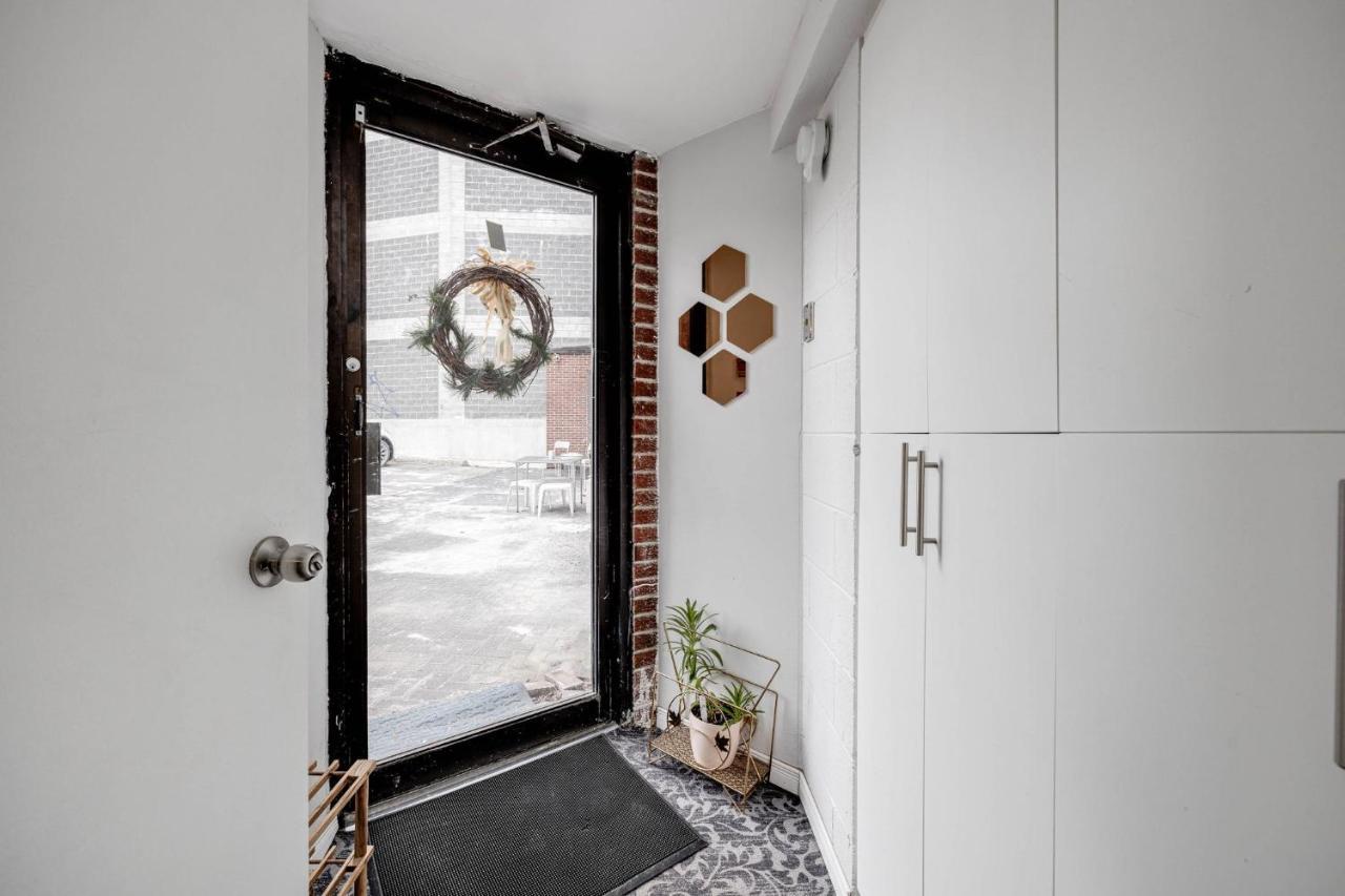 토론토 Bright Parkdale Court - Little Portugal W/ Free Parking 아파트 외부 사진