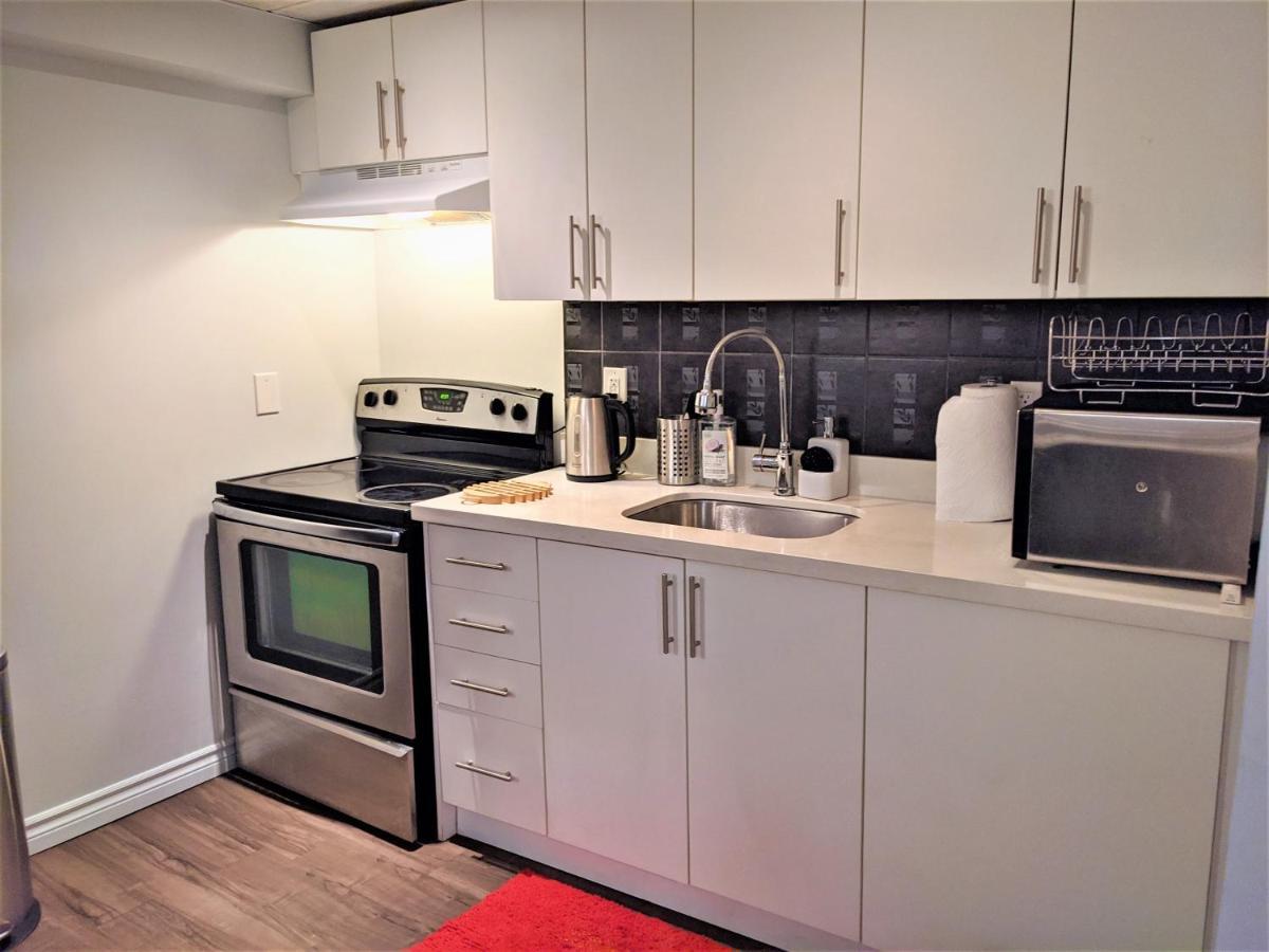 토론토 Bright Parkdale Court - Little Portugal W/ Free Parking 아파트 외부 사진